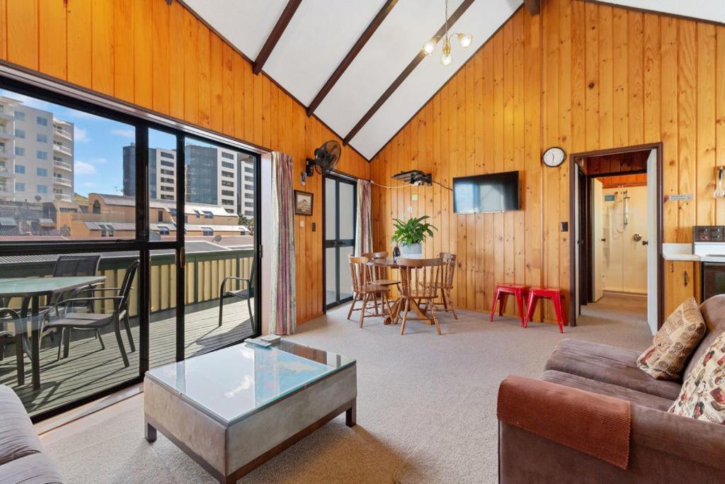 Downtown Mountview - Mt Maunganui Holiday Home Маунт-Маунгани Экстерьер фото