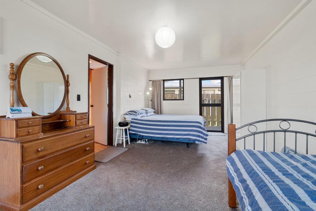 Downtown Mountview - Mt Maunganui Holiday Home Маунт-Маунгани Экстерьер фото